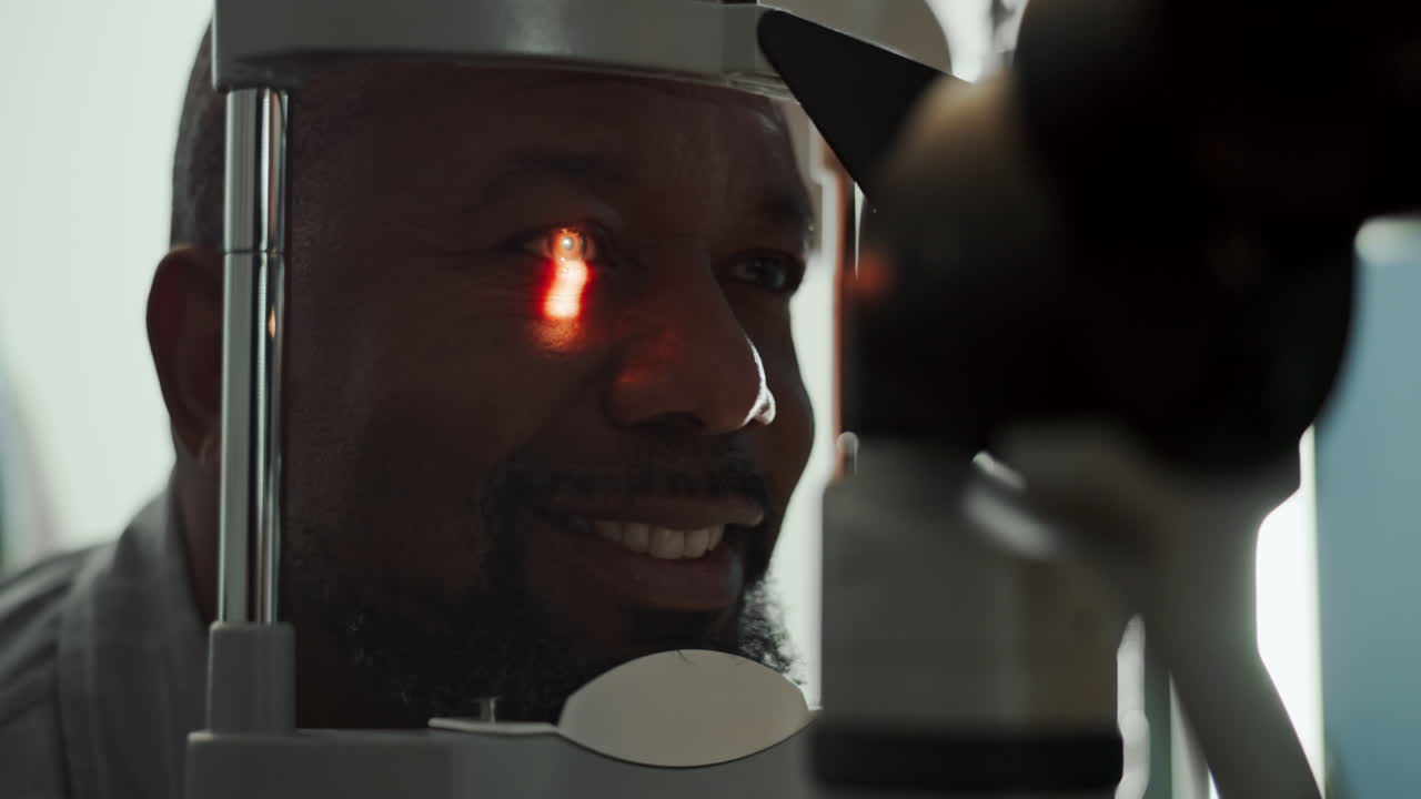 안경 검사 를 받는 사람