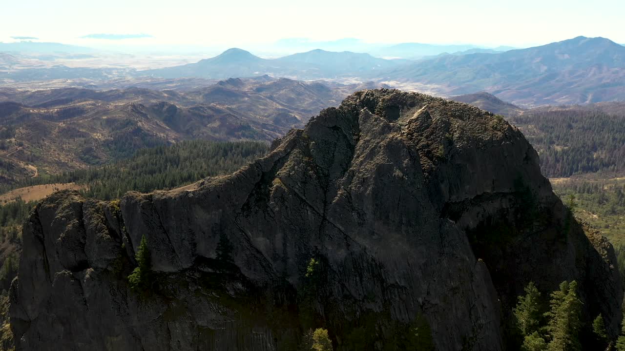 오리건주 남부에 있는 파일럿 암석의 조감도