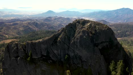 Vista-Aérea-De-Pilot-Rock-En-El-Sur-De-Oregon