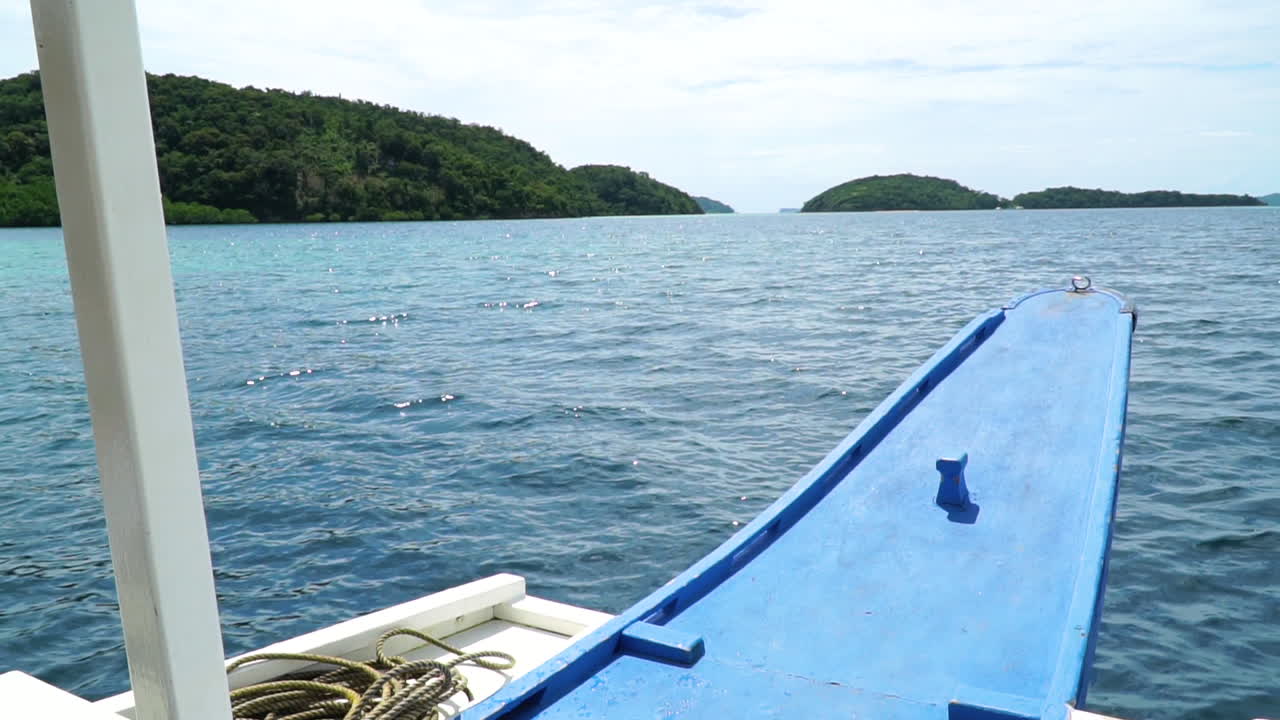 paseo en cámara lenta frente a un barco de pasajeros en coron palawan