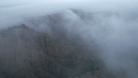 Majestuosa-Vista-De-La-Cresta-De-La-Montaña-En-Las-Nubes