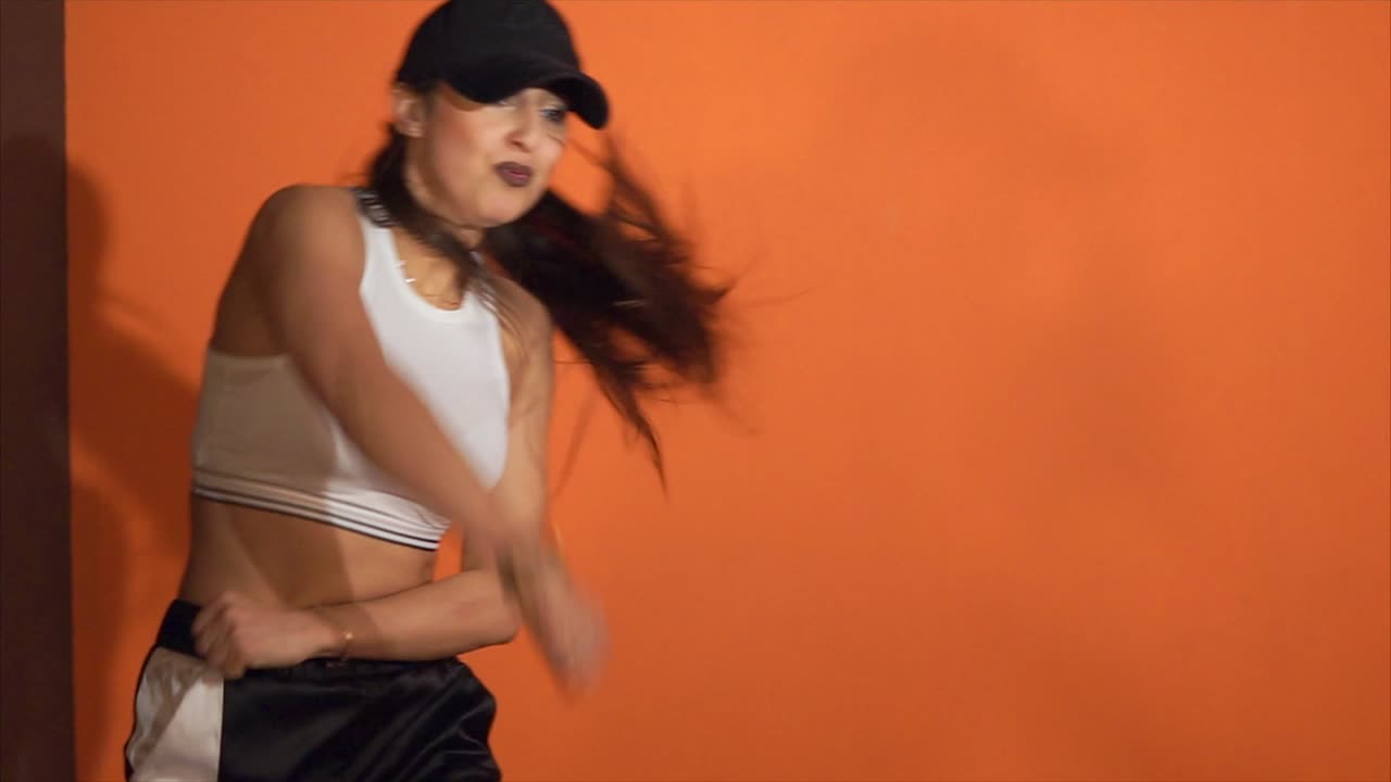 mujer joven bailando