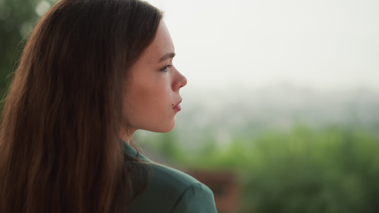 mujer con pensamientos negativos en un día de lluvia. mujer de negocios con cabello largo y suelto se ocupa de las consecuencias de las decisiones fallidas en la oficina. trastorno de salud mental