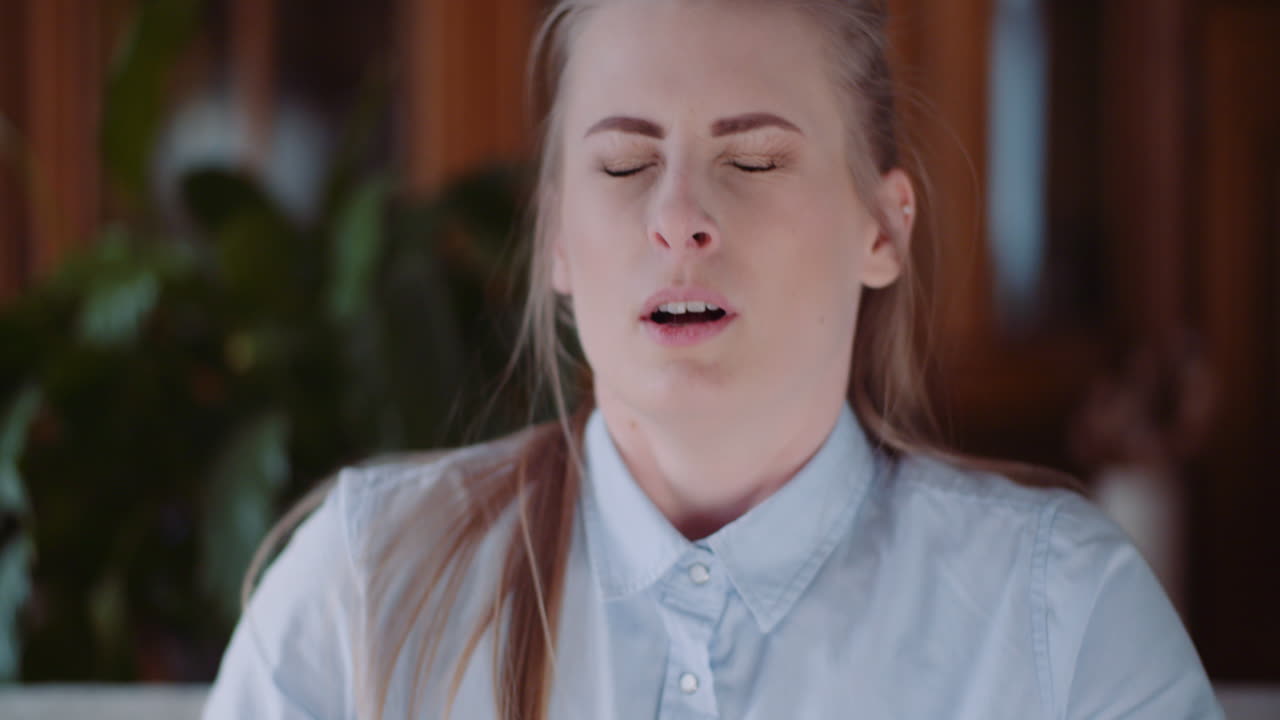 mujer joven con síntomas de coronavirus covid 19 1