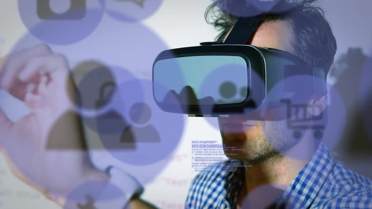 animación de iconos de redes sociales y procesamiento de datos sobre hombre caucásico que usa auriculares vr
