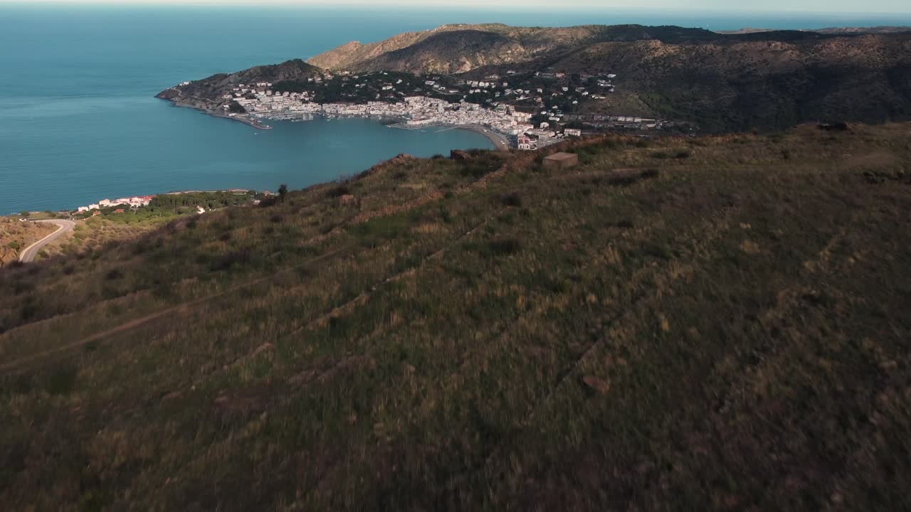 el port de la selva se levanta detrás de una montaña de la cordillera costera catalana