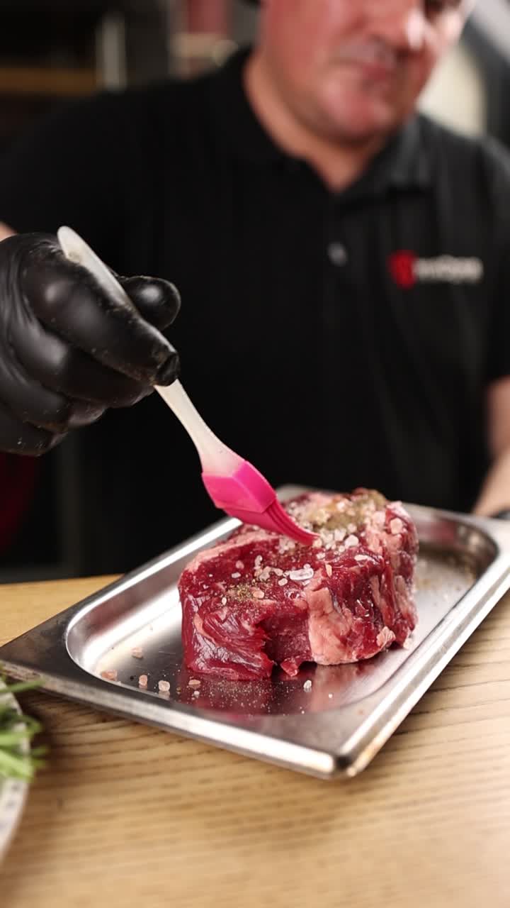 Chef che prepara una bistecca