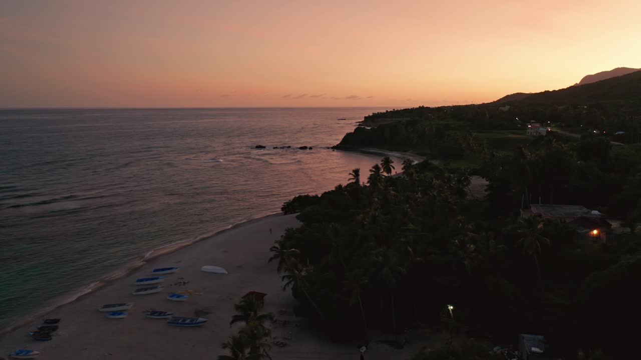 aéreo sobre la playa tropical de los quemaitos, puesta de sol dorada