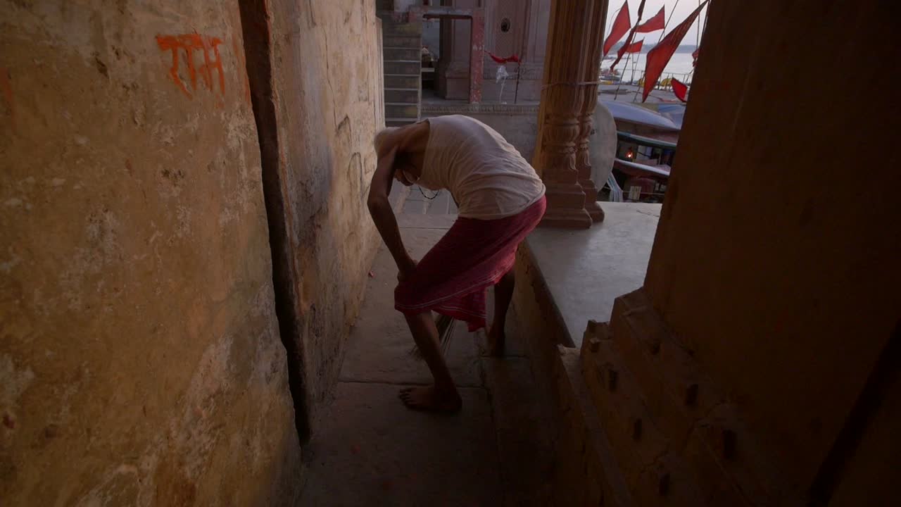 anciano barriendo piso