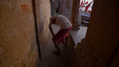 anciano barriendo piso