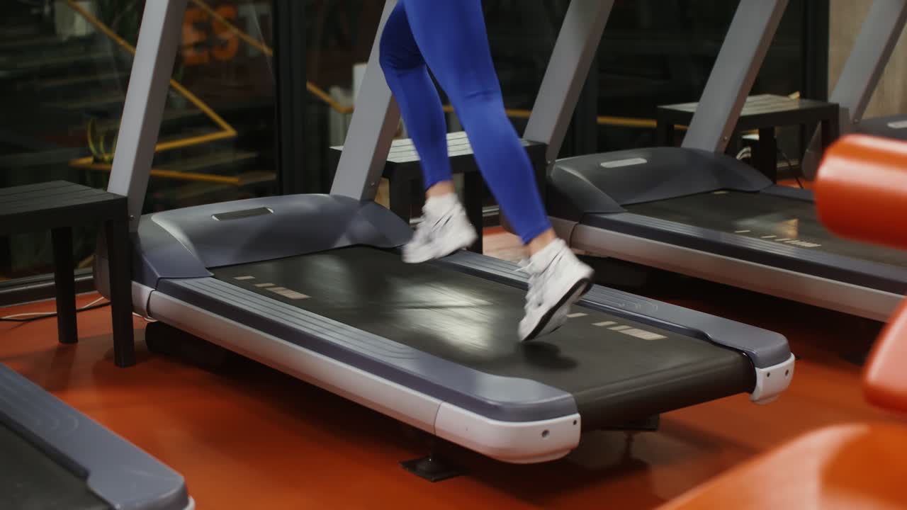 Donna che corre sul tapis roulant in palestra
