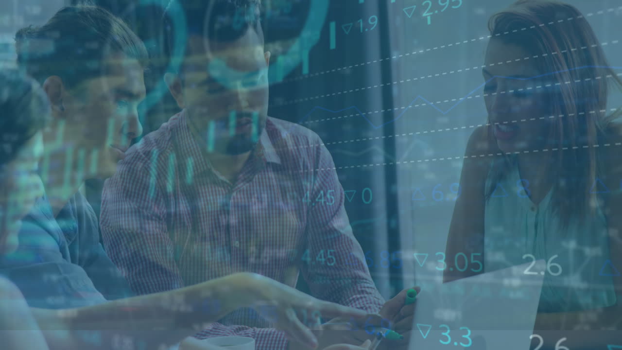 animación del procesamiento de datos del mercado de valores sobre diversos colegas discutiendo sobre la computadora portátil en la oficina