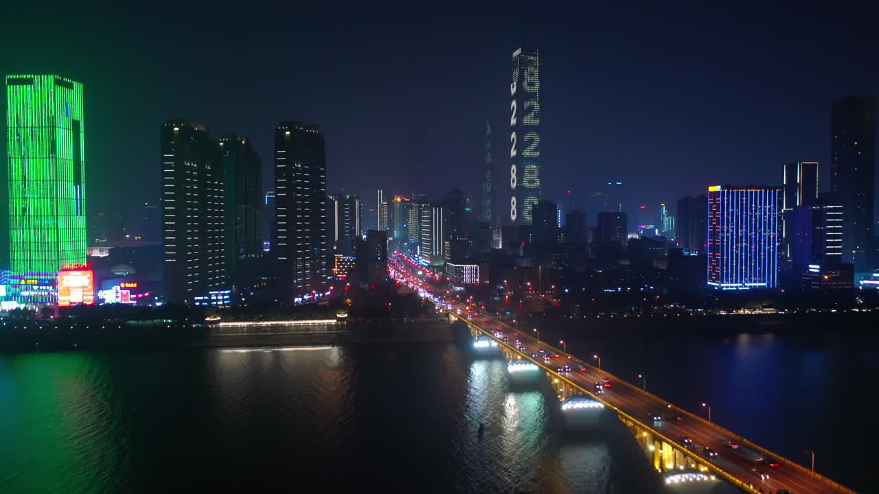ночное освещение города чанша в центре города на берегу реки дорожное движение мост улица дорога воздушная панорама 4k китай