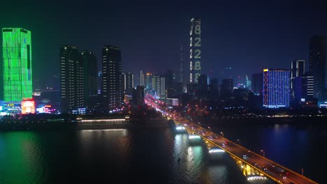 hora nocturna iluminada ciudad de changsha centro del río tráfico puente calle carretera panorama aéreo 4k china