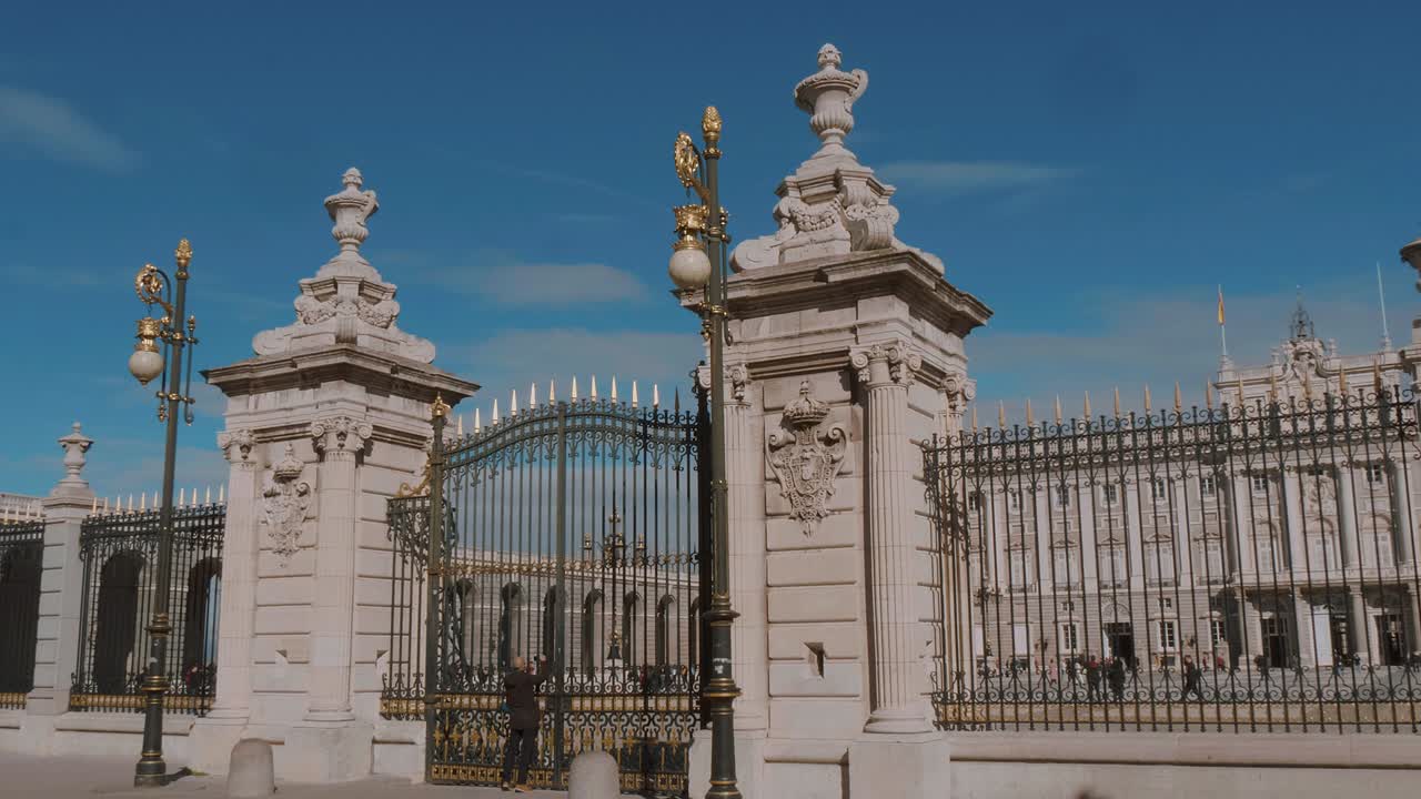 el palacio real de madrid es el palacio real.