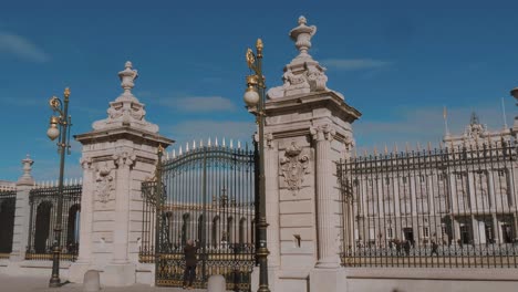 el palacio real de madrid es el palacio real.