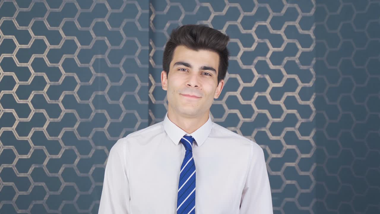 hombre de negocios sonriente diciendo hola y buenos deseos a la cámara.