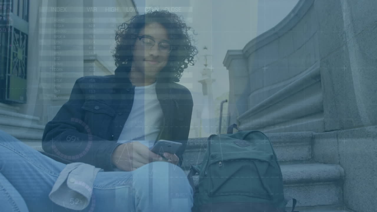 animación del procesamiento de datos financieros sobre el hombre utilizando un teléfono inteligente