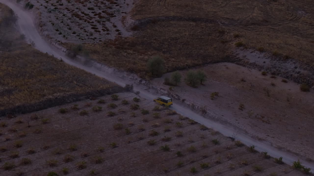 Percorso fuoristrada che si snoda tra formazioni rocciose al tramonto, Ortahisar