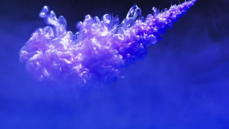 video de un primer plano de tinta púrpura en el agua con espacio para copiar