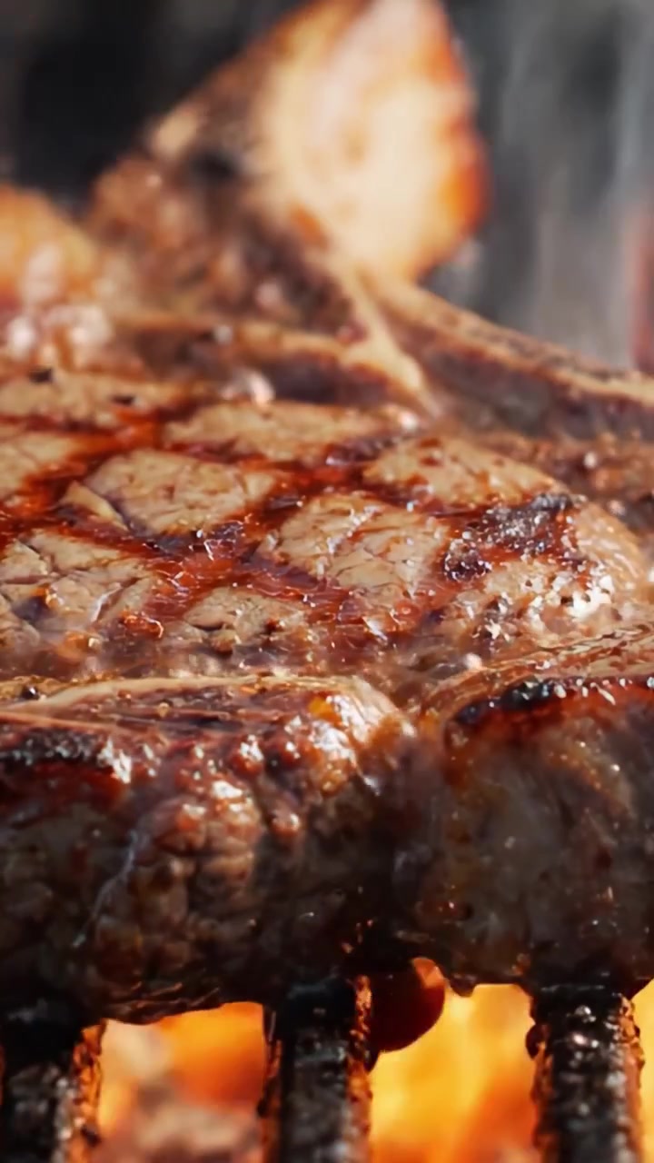 Sizzling and Succulent: A Close-Up of Perfectly Grilled Steak Captured in Stunning Detail with Juicy Charred Edges and Mouthwatering Flavor