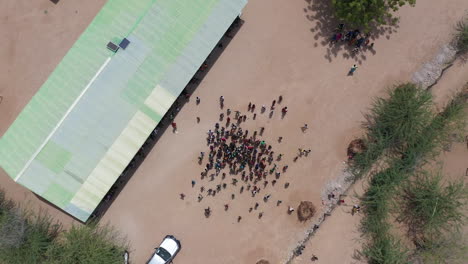 desierto kenia, áfrica paisaje ciudad de a desde el aire y por encima de las personas que se han reunido