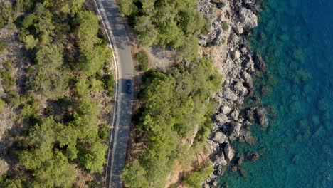 Dron-Pista-De-Conducción-De-Automóviles-En-La-Carretera-Costera-Por-Agua-Azul-Celeste