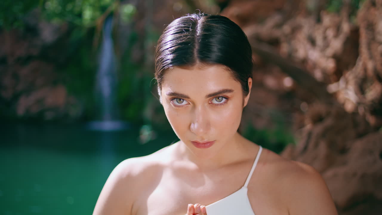 Ragazza in meditazione con gesto namaste, primo piano nella natura del lago. Donna yoga con le mani giunte.