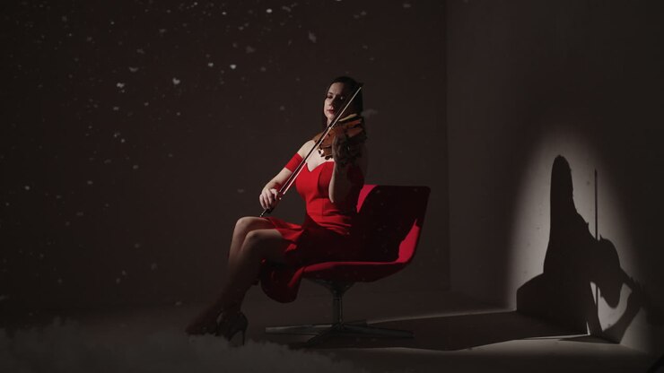 Donna che suona il violino in abito rosso