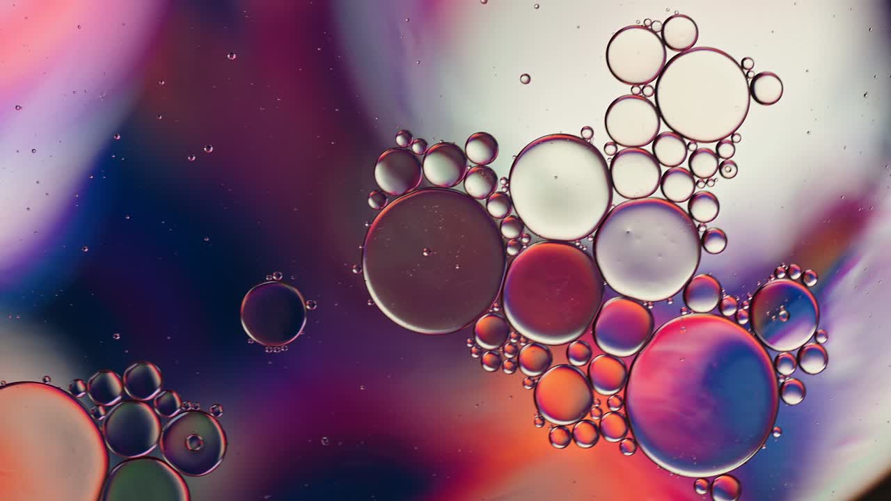 추상적인 다채로운 음식 기름 방울 거품과 구가 흐르고