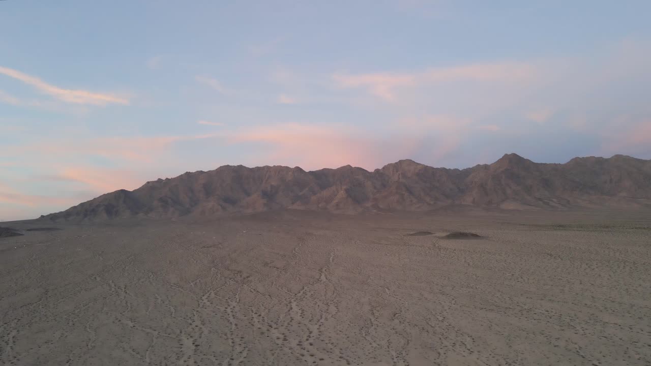 해가 지고 얼마 지나지 않아 촬영된 이 드론 영상은 사막의 평온과 조용함을 우아하게 보여줍니다. 사막의 부드러운 색과  ⁇ 은 아름다움은 남은 낮의 빛에 의해 확대됩니다.