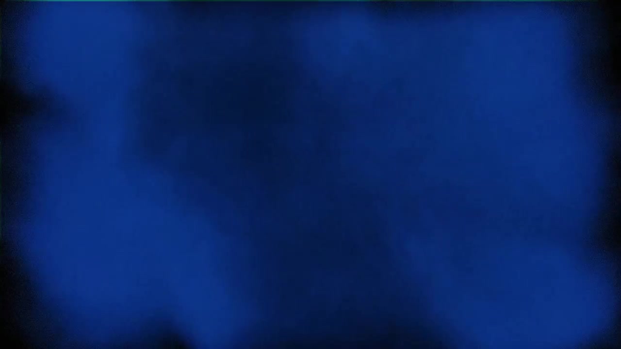 Esplosione di polvere blu su sfondo nero