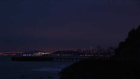 샌프란시스코 베이 건너편에서 밤에 샌프란시스코 스카이라인의 멋진 전망