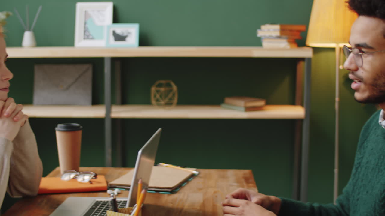 hombre en reunión en línea