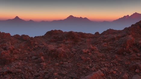 Felsiger-Mars,-Außerirdischer-Planet,-Wüstenlandschaft-Mit-Majestätischen-Bergen,-Die-Fantastische-Schönheit-Einer-Jenseitigen-Welt