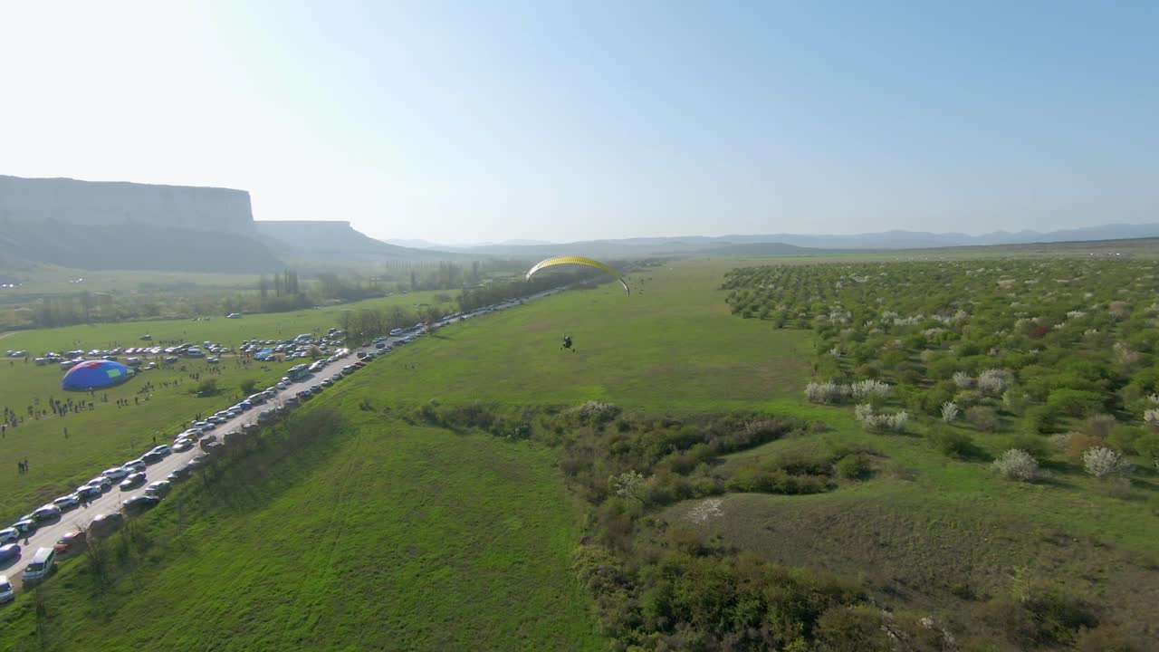 парапланирование в живописной местности