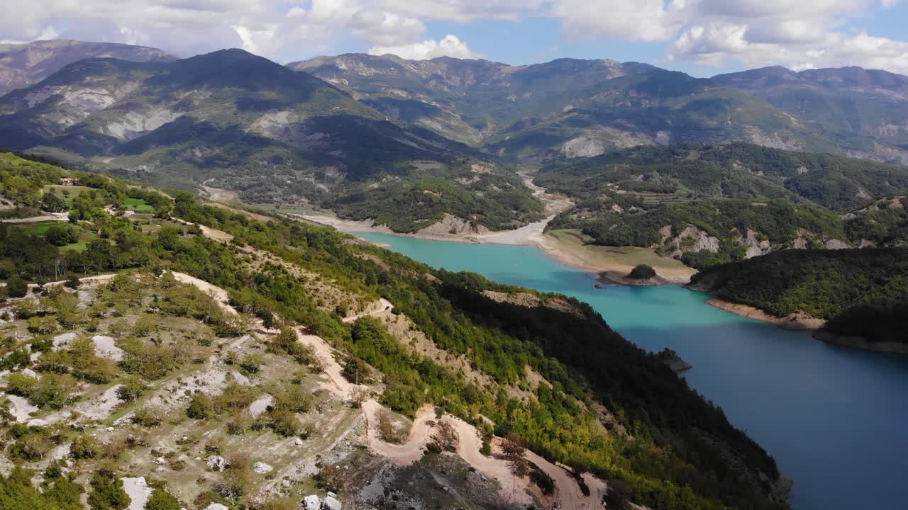 embalse de bovilla monte dajti vista aérea del paisaje escénico con turista de pie en el mirador esperando la puesta de sol