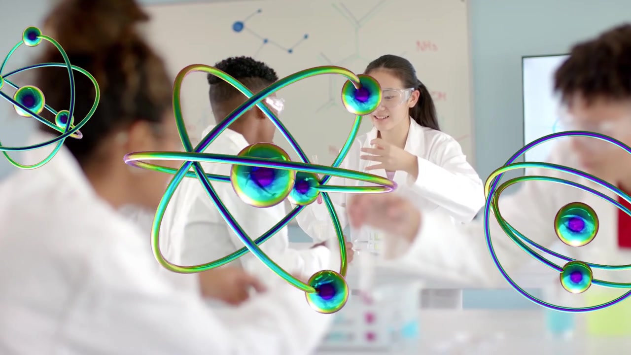 En kvinde rækker et lyserødt reagensglas til en mand på signal under laboratoriearbejde, mens atom-overlejringer svæver over parret.