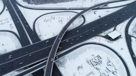 Luftaufnahme-Einer-Im-Winter-Schneebedeckten-Autobahnkreuzung.