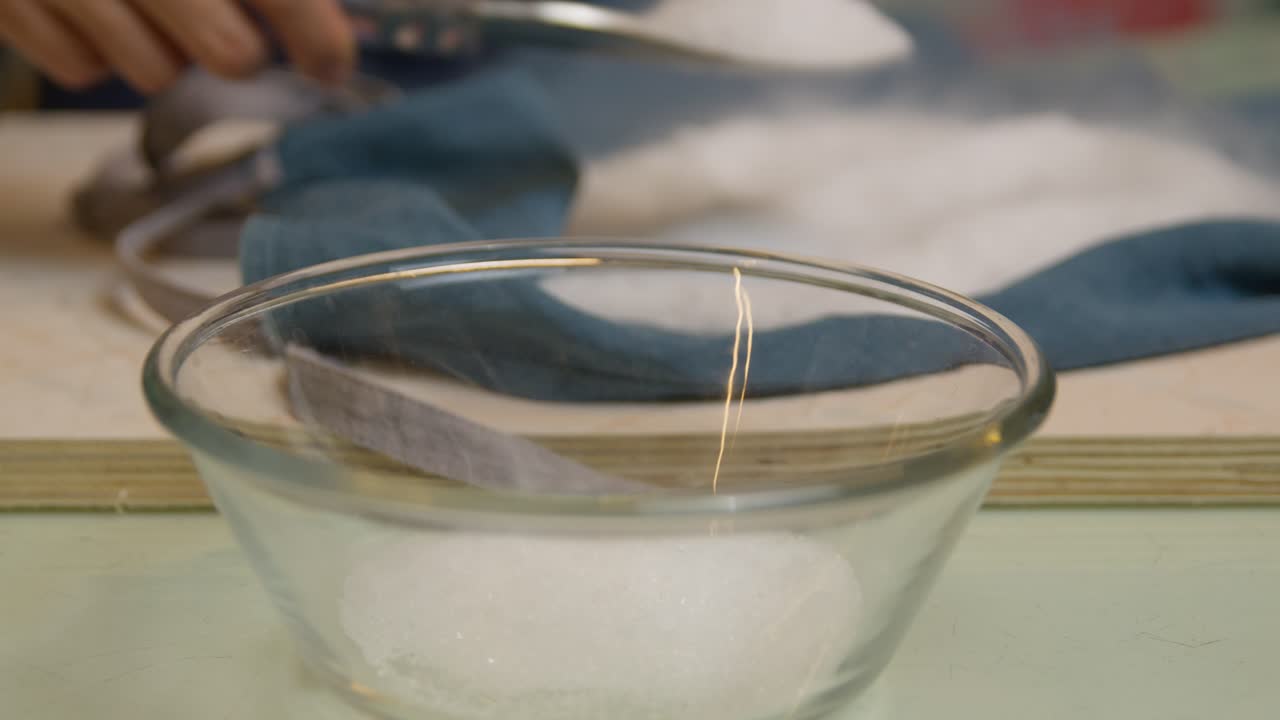 Aggiunta di emulsionante per gelato per la miscelazione in una ciotola di vetro
