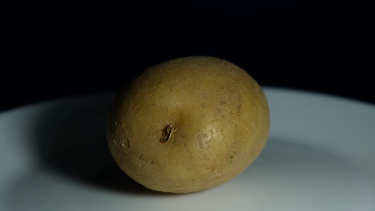 ⁇  접시 에 있는 감자 가 왼쪽 으로 돌아가며 그림자 를 던지고, 식품, 영양