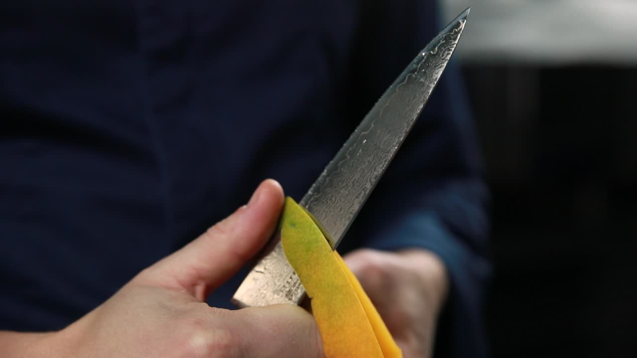 망고를 잘라서 질을 벗기는 방법