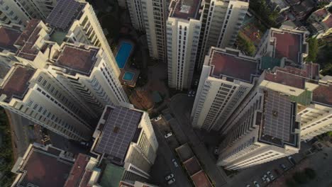 un apartamento de lujo que funciona con energía solar en una ciudad india con comodidades como una piscina, una cancha de tenis y otras instalaciones deportivas que está rodeada por un vecindario residencial