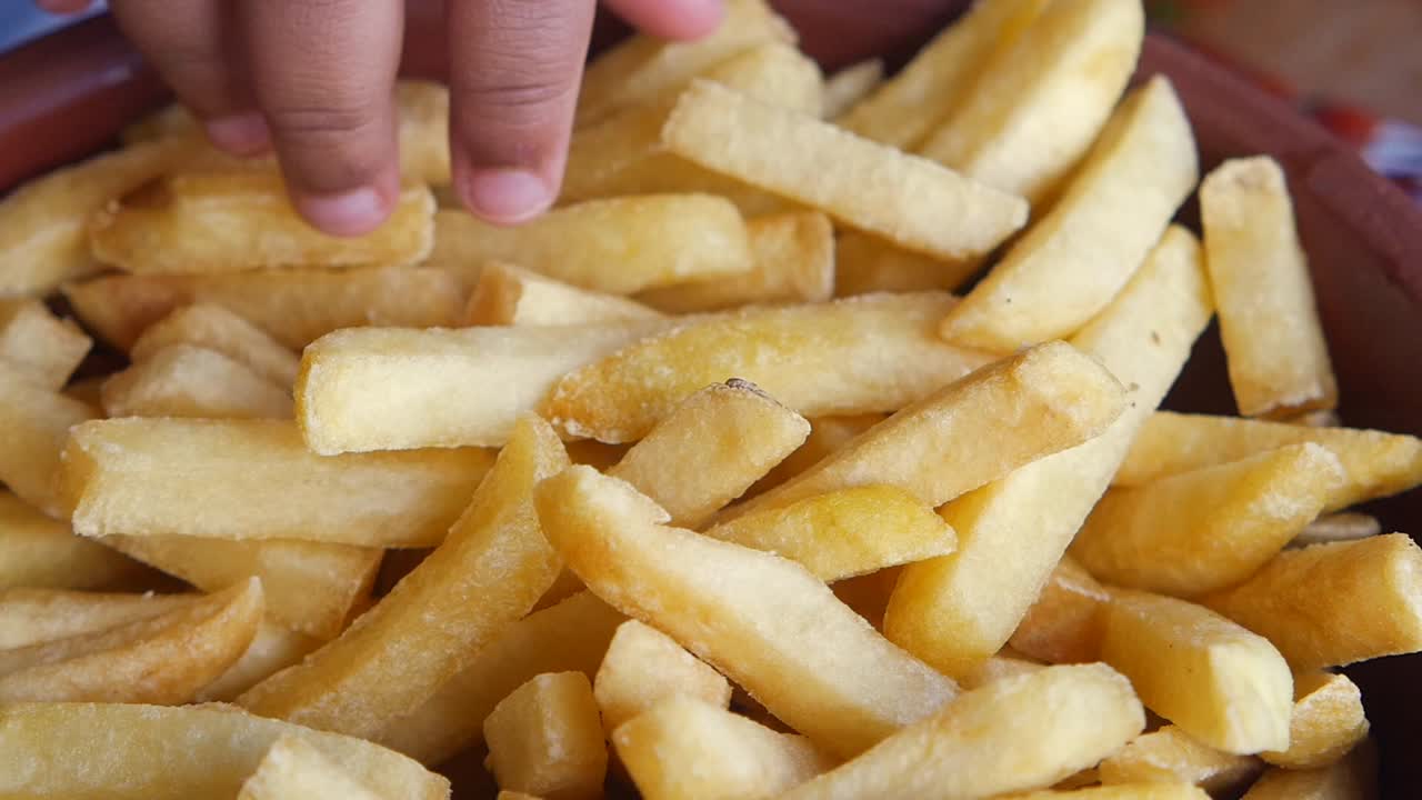 recogiendo patatas fritas a mano