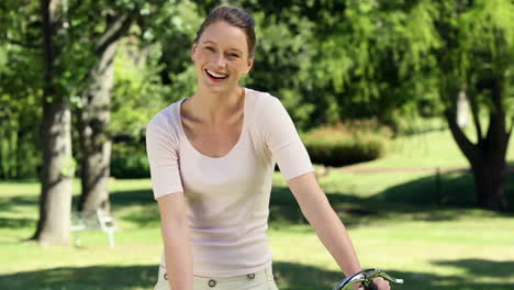 Chica-Guapa-En-Un-Paseo-En-Bicicleta-Por-El-Parque.