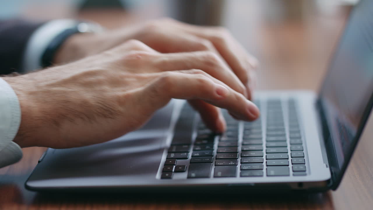 mãos freelancer digitando teclado de computador closeup. empresário trabalhando em laptop