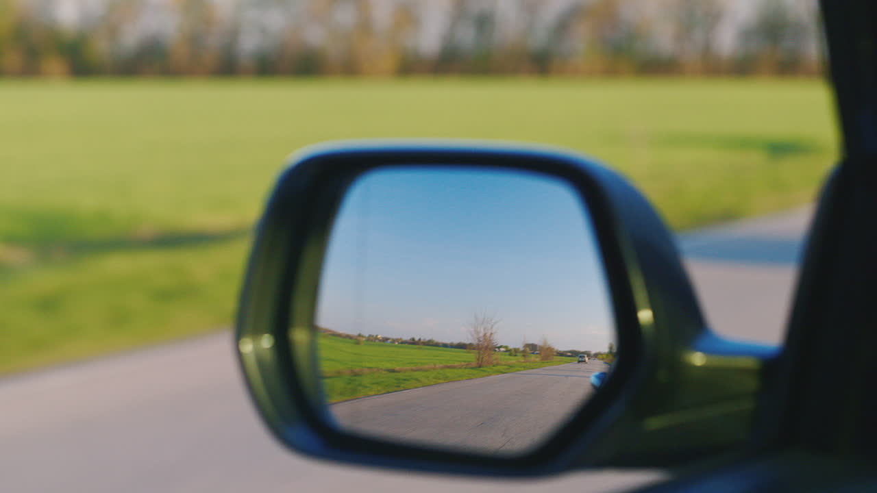 자동차 백미러 그것은 오토바이 hd 비디오를 볼 수 있습니다