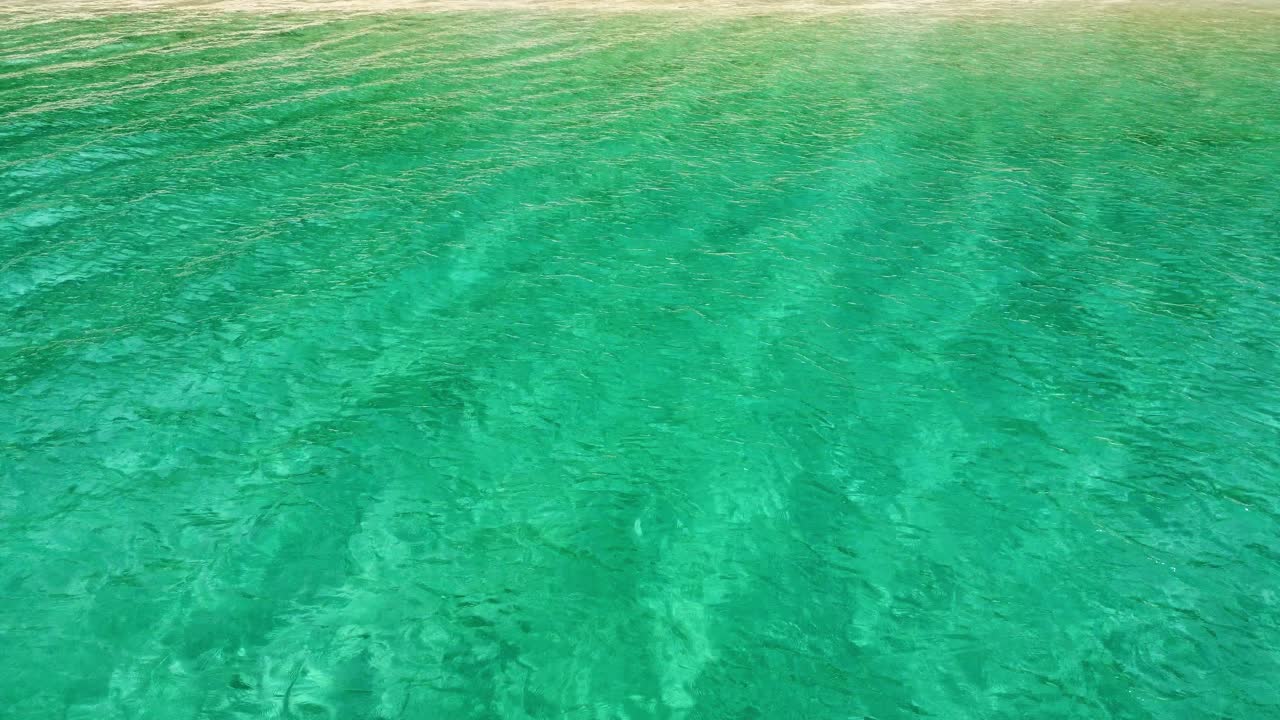 바다 파도와 아름다운 모래 해변 조감도 드론 샷