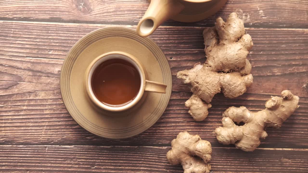 té de jengibre en una mesa de madera
