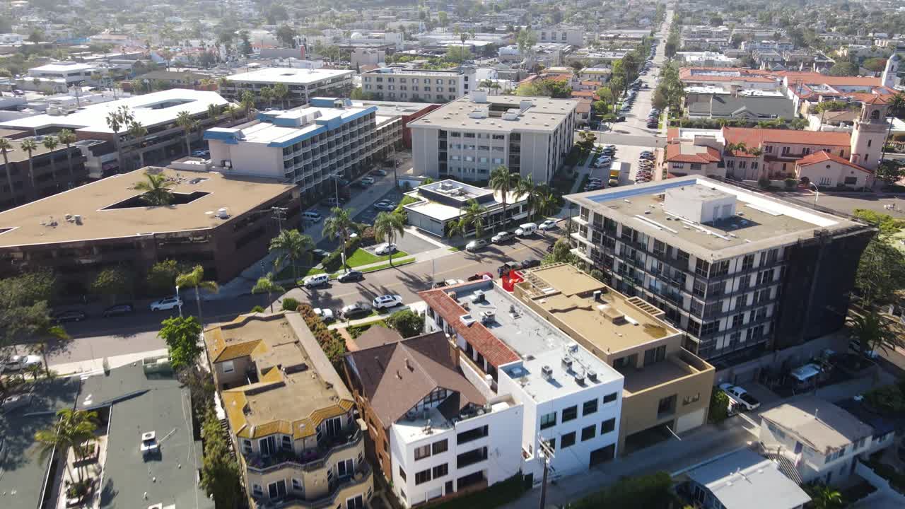 화창한 아침에 아파트 건물 위로 날아가는 공중 전망